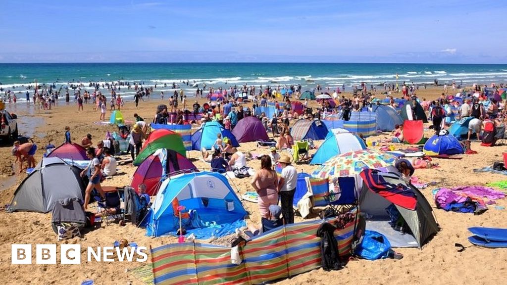 “Don’t book a summer holiday” says UK government – BBC News