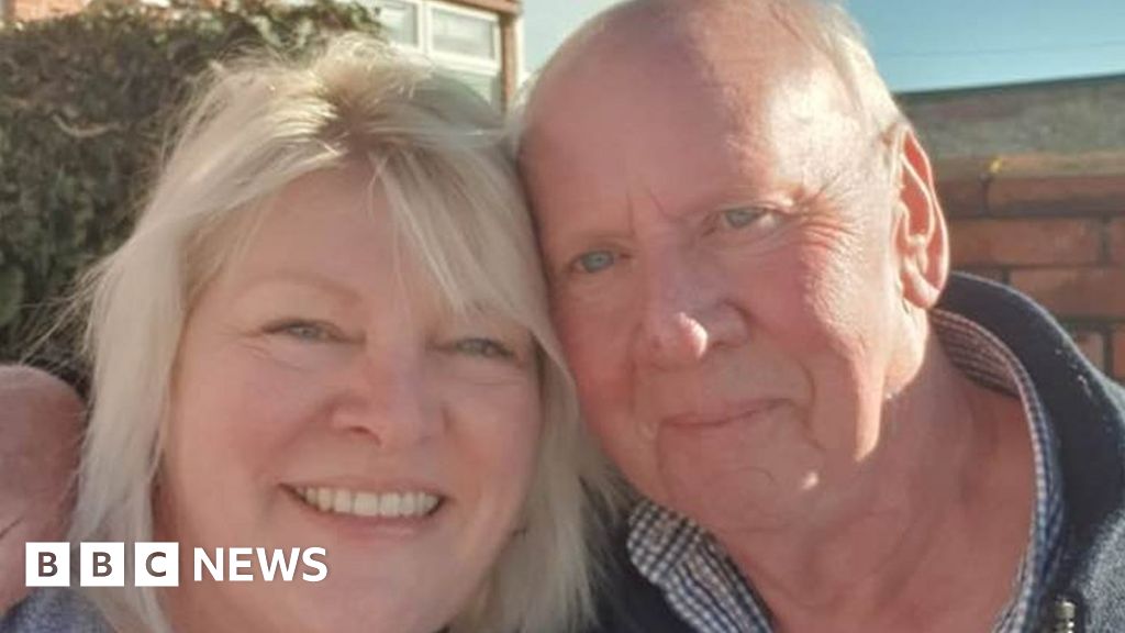 Woman Reunited With Dad After Facebook Friend Hint Bbc News