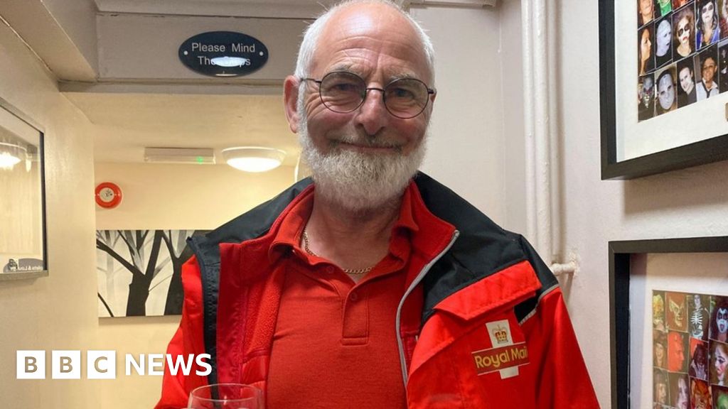 Bromsgrove villagers collect £1600 for retiring postman 
