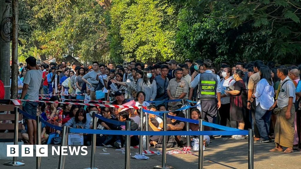 Мианмар: Млади хора се опитват да избягат преди заповедта за наборна служба