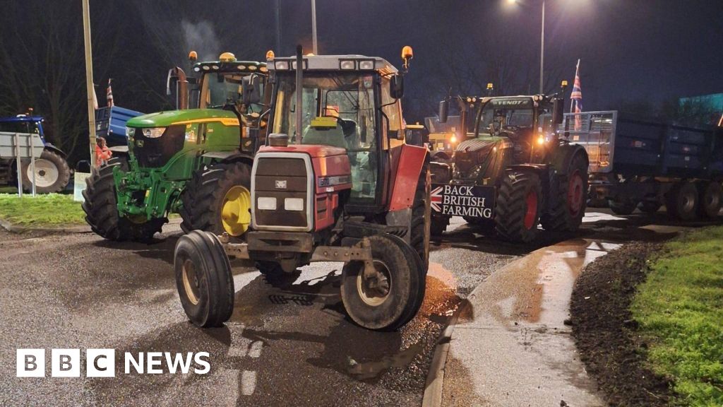 Farmers block Port of Felixstowe with tractors