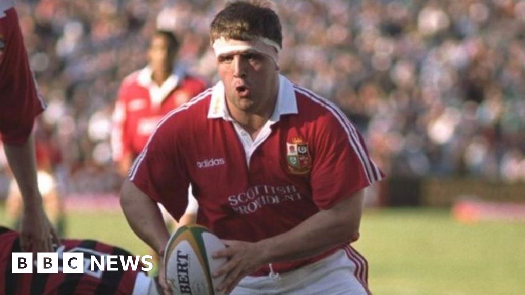 Northampton Saints rugby players in charity run with match ball - BBC News