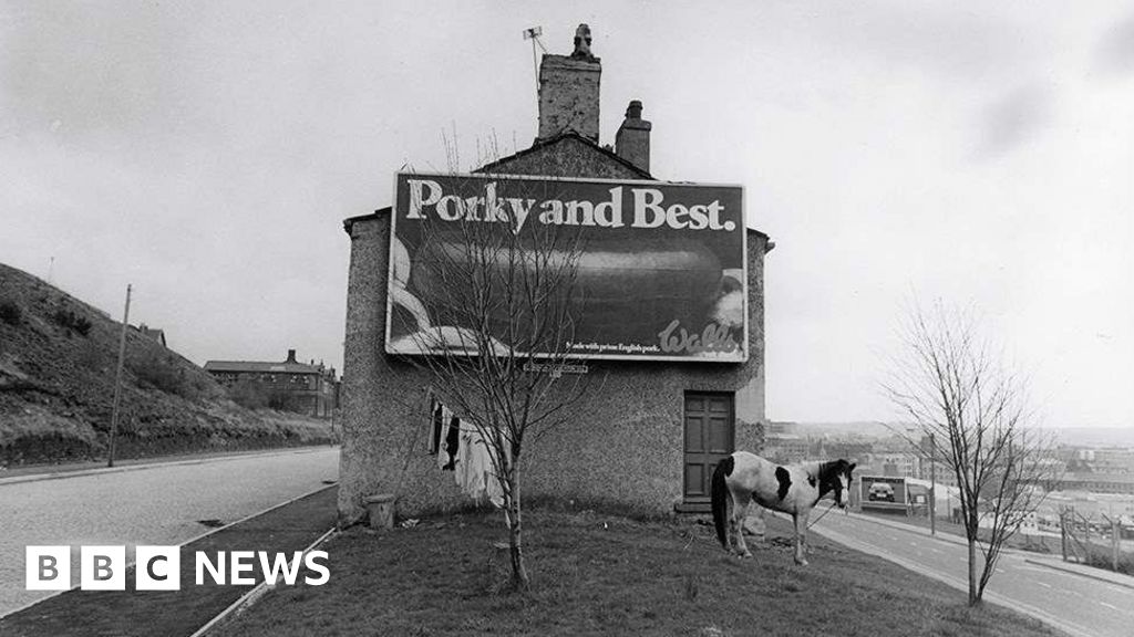 Photographer Ian Beesley Exhibits 1970s70s-80s Bradford Street Life