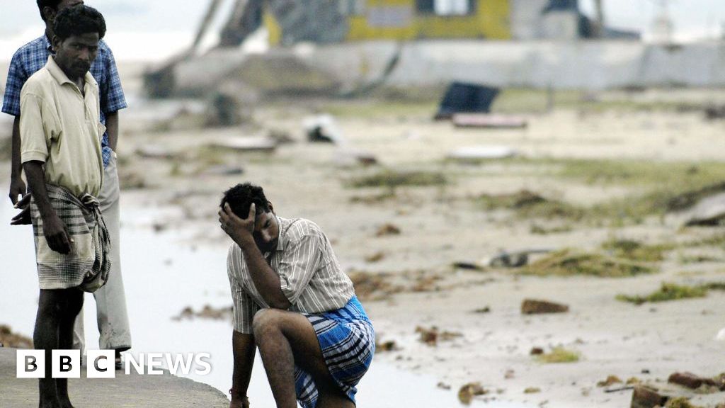 Perahunya berjarak beberapa meter dari pantai ketika ombak menerjang