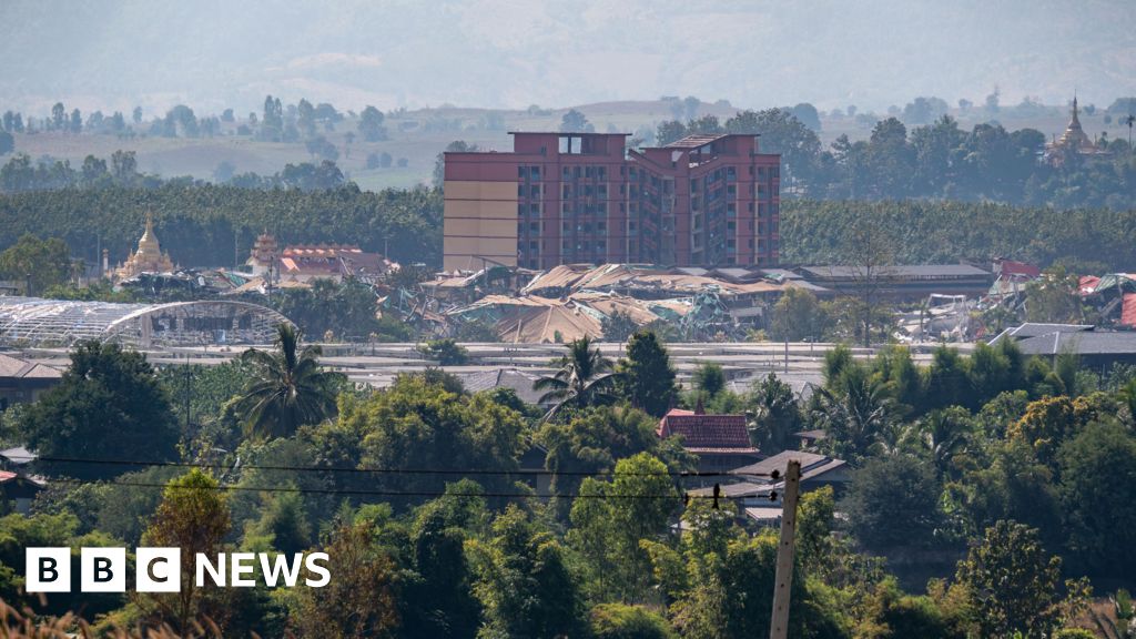 Спокойствието на късния следобед на река Моей която разделя Тайланд