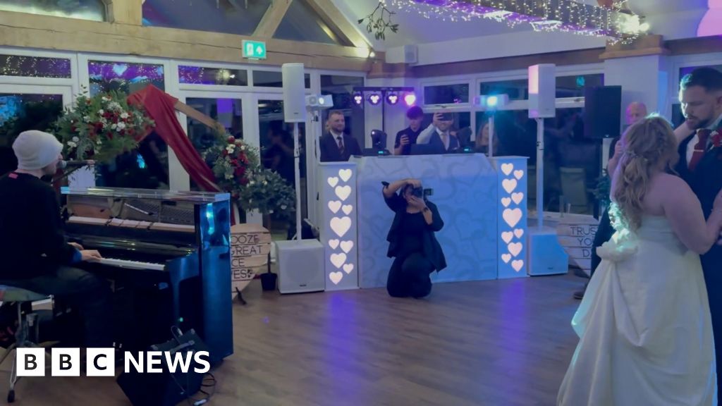 ¡Chris Martin sorprende en una boda y canta para el primer baile de los novios!