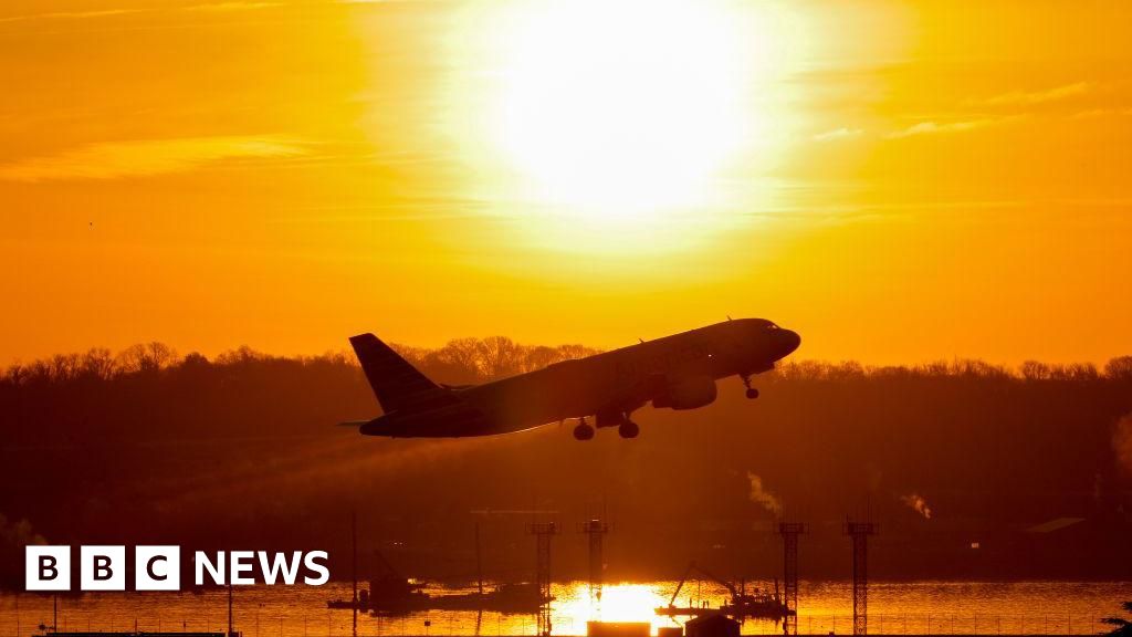 Pentagon hotline linked to DC airport traffic control  'inoperable' since 2022 thumbnail