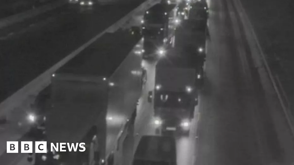 Commuters face 90-minute delays on the M6 after crash in Cheshire | Manchester News Commuters face 90-minute delays on the M6 after crash in Cheshire | Manchester News