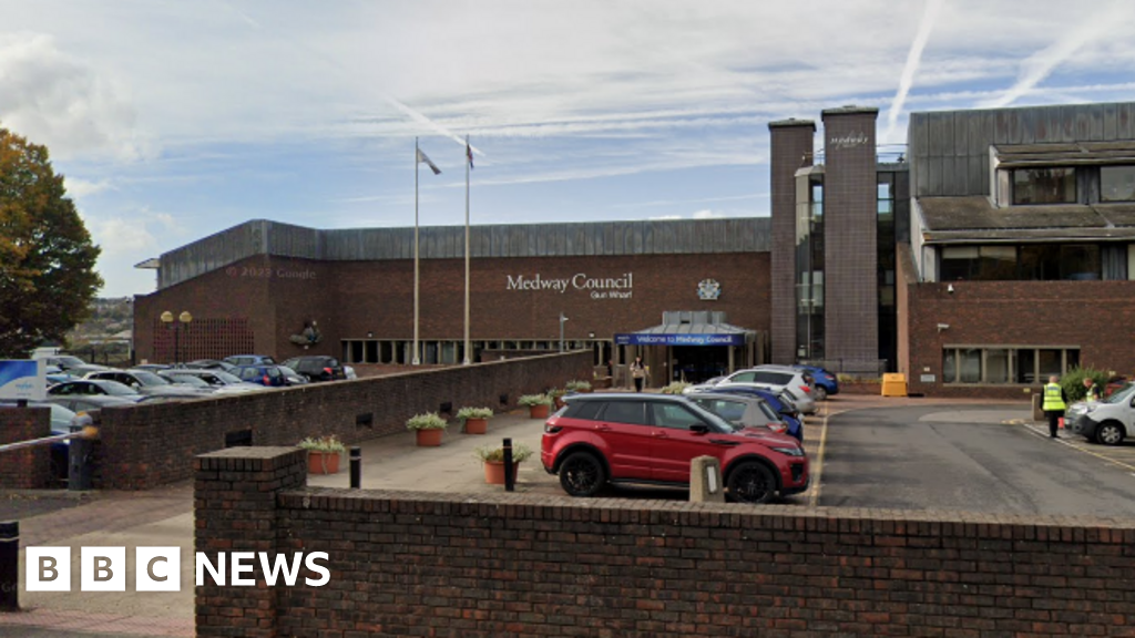 Medway: Council could introduce more traffic cameras - BBC News