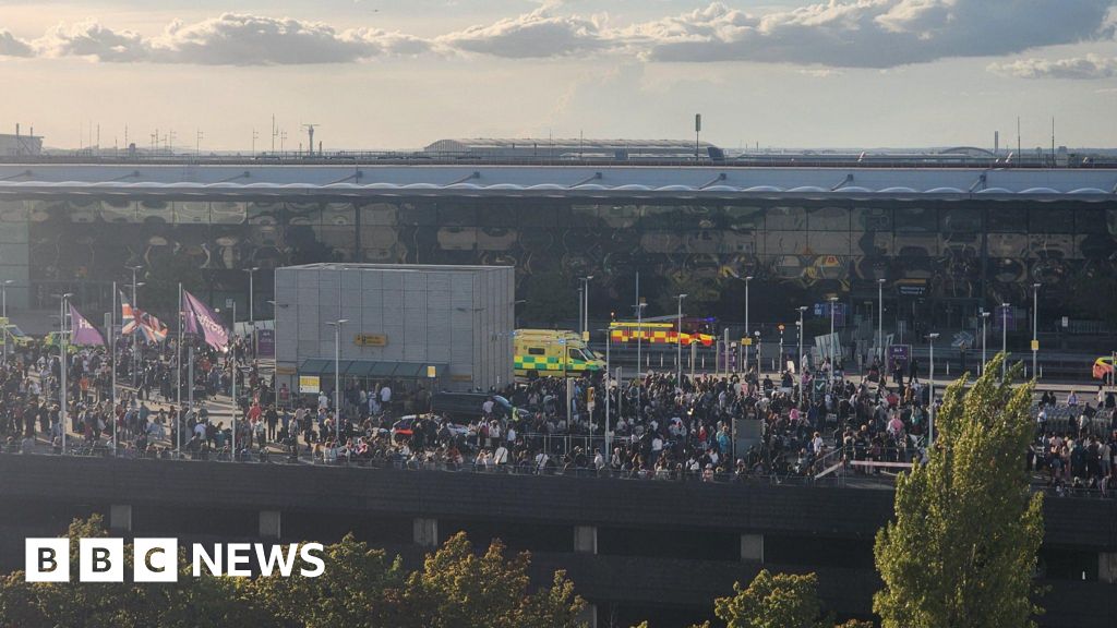 Three deny CS spray robbery at Heathrow Airport - BBC