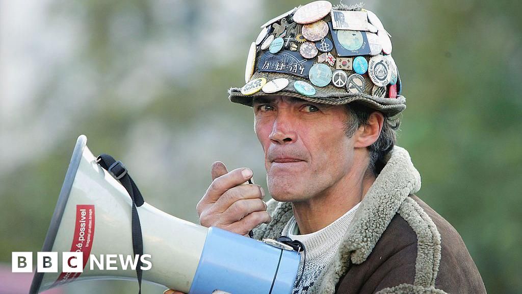 Statue of peace campaigner Brian Haw unveiled