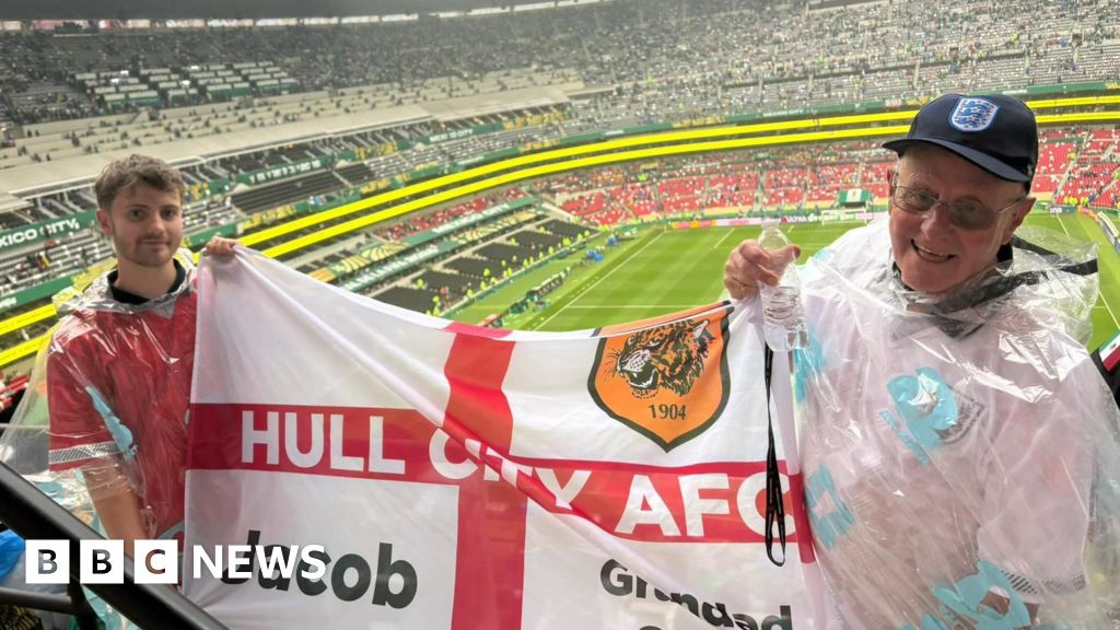 Cụ ông và cháu trai bắt đầu cuộc phiêu lưu tại World Cup