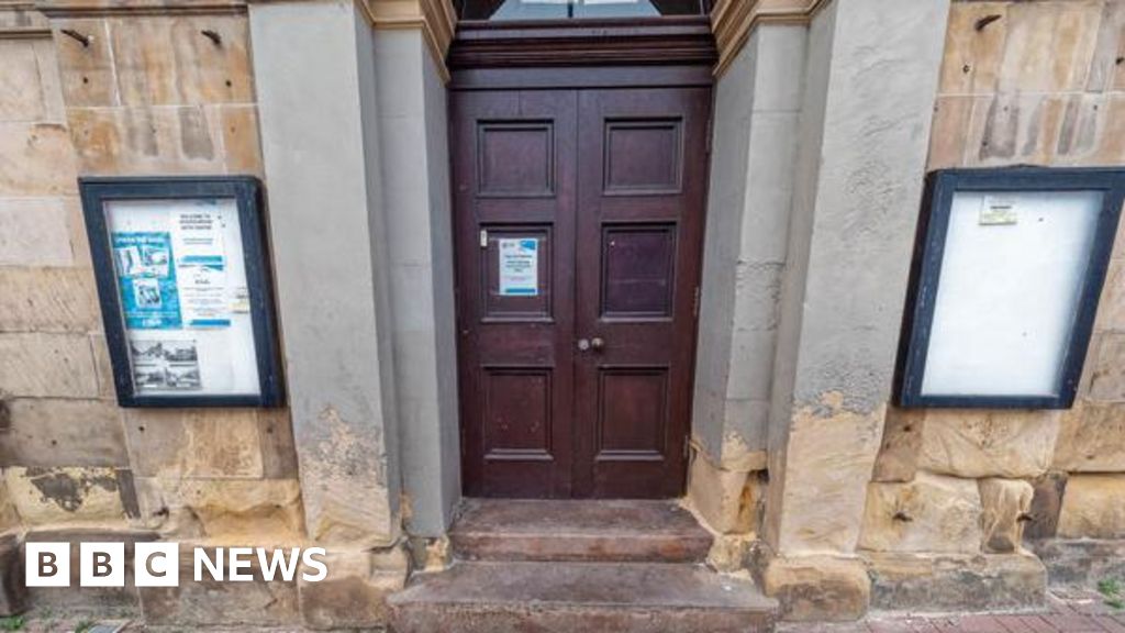 Invergordon shed door marble bust could be sold - BBC News