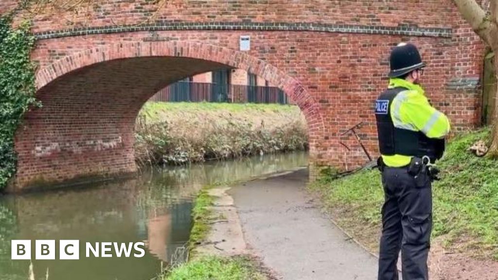 Magnet Fishers menarik granat tangan yang dicurigai dari Kanal Leicester