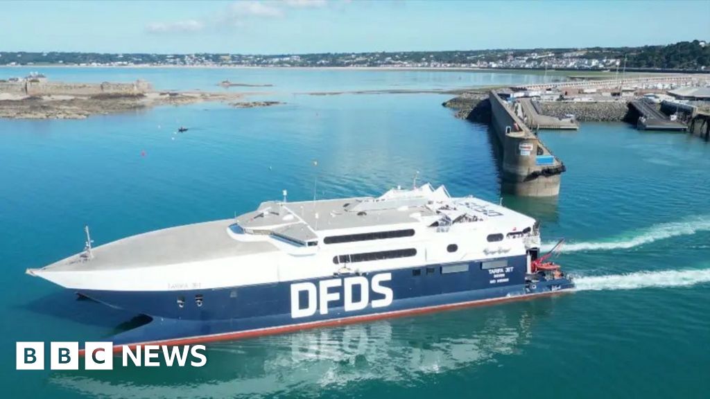 Jersey chief minister 'still disappointed' at inter-island links