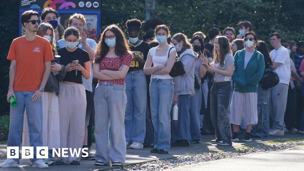 Queues for meningitis vaccine at Kent university as vaccination scheme expanded