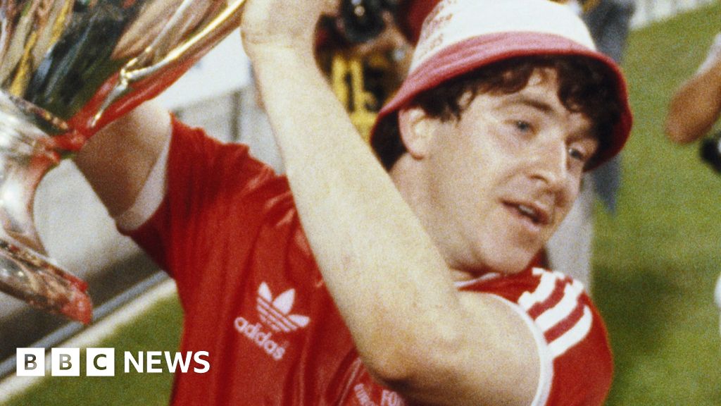 Football's 'Picasso' Robertson honoured at funeral