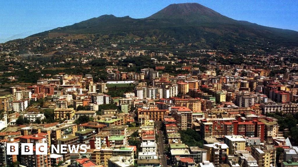 Warga Naples berkemah di luar ruangan setelah gempa semalam.