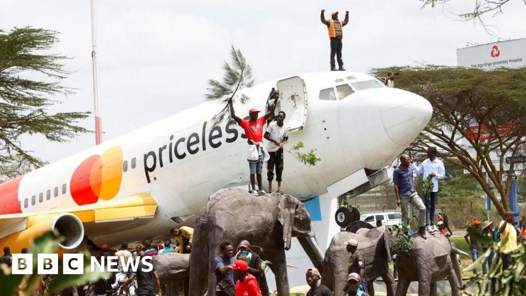 Flights halted at Kenyan airport as thousands turn out to receive Odinga's body