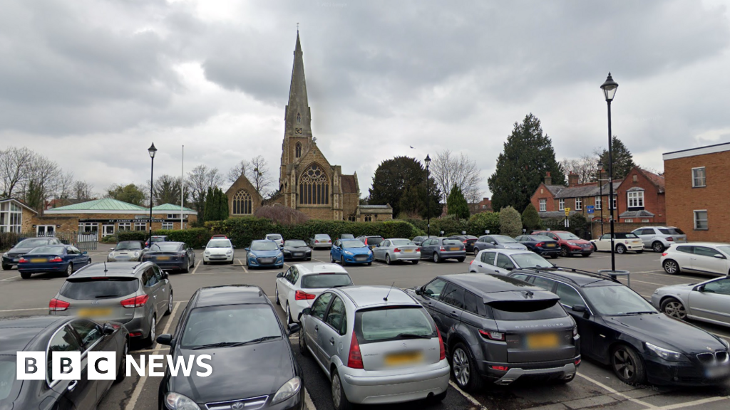 Surrey: Burst sewer pipe closes car park in Weybridge