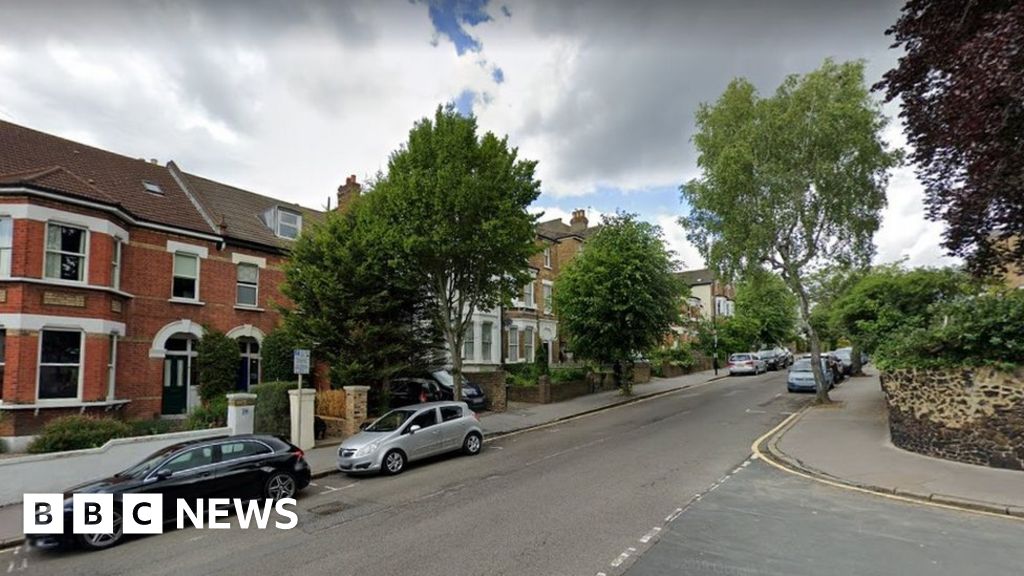 Croydon house party shooting: Man, 35, found dead - BBC News