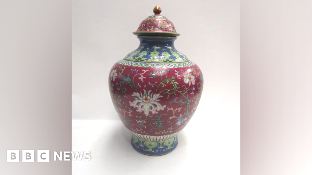Diss auctioneers in shock as broken vase sells for £49k BBC News