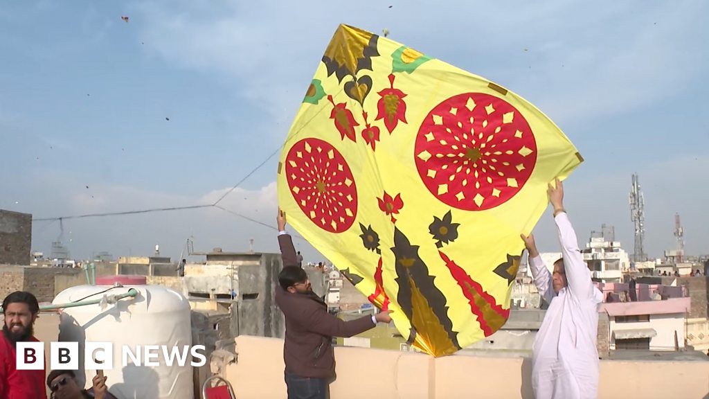 Kite flyers defy ban in Pakistan