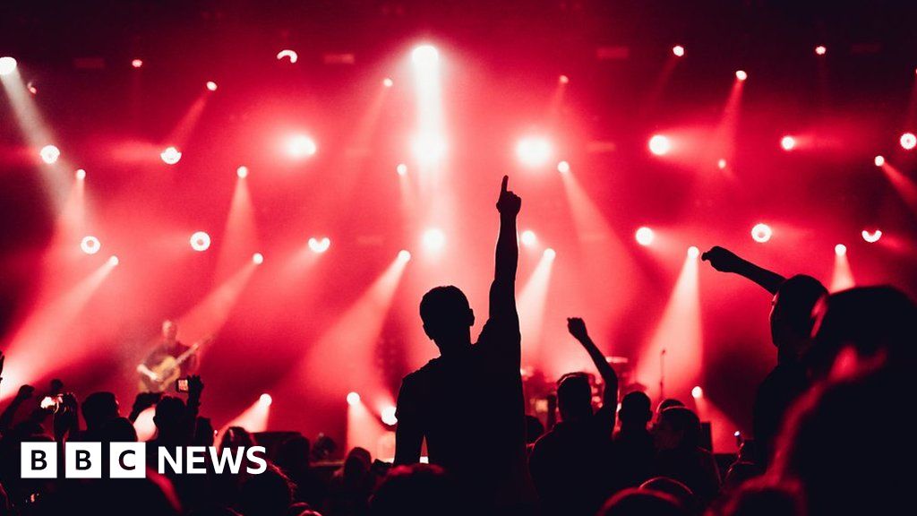 Covid: Visualising 150,000 UK coronavirus deaths