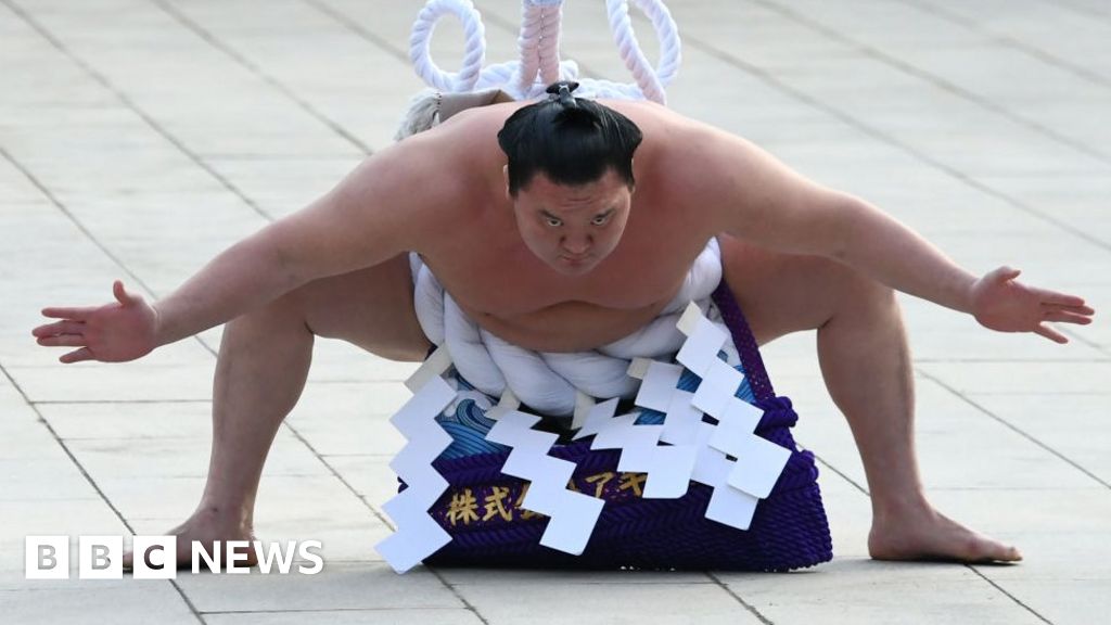 Най-добрият шампион по сумо беше понижен поради насилие от страна на протеже
