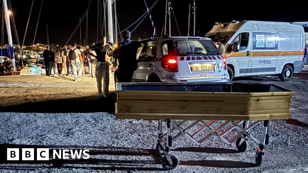 فرق الإنقاذ: ثلاث شقيقات يغرقن في قارب مهاجرين في مياه البحر المتوسط