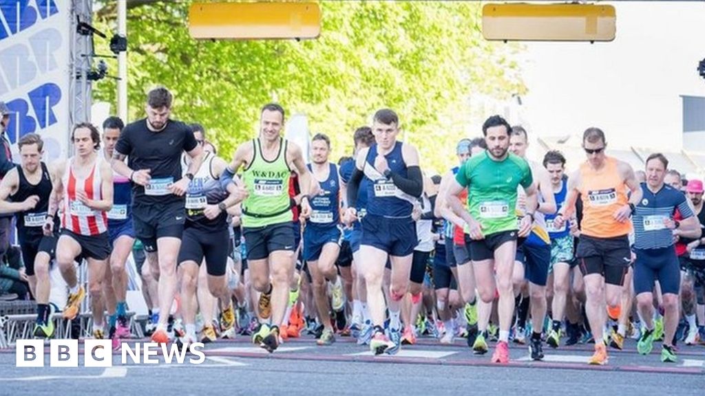 Southampton: Thousands of marathon runners brave windy conditions - BBC ...