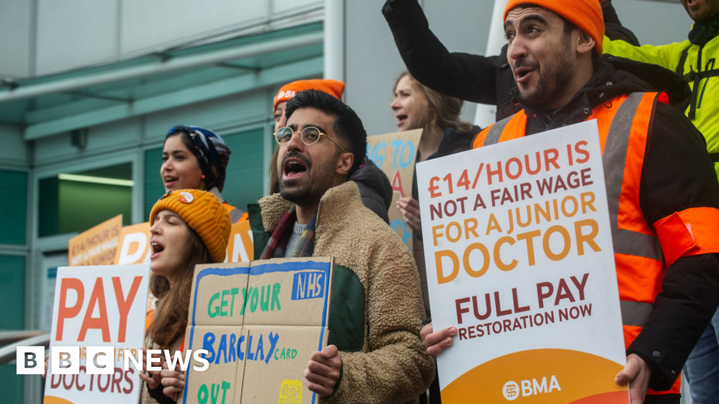 Junior doctors' strike: Medical chiefs call on third party to broker talks