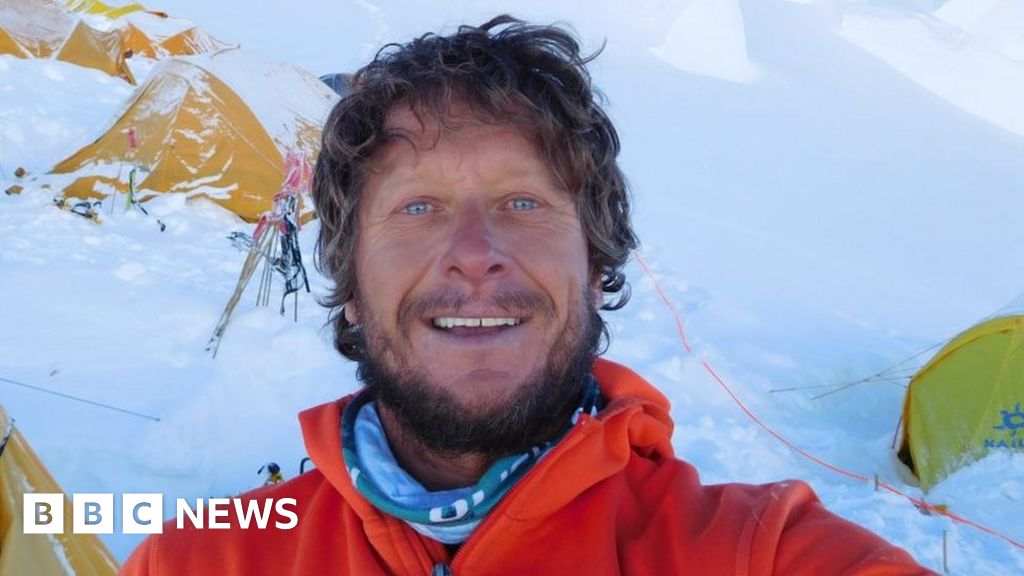 Noel Hanna: Mountaineer dies in Nepal expedition
