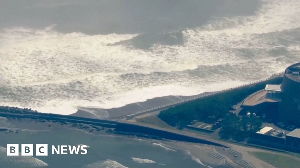 Major earthquake off Russia triggers tsunami warnings thumbnail