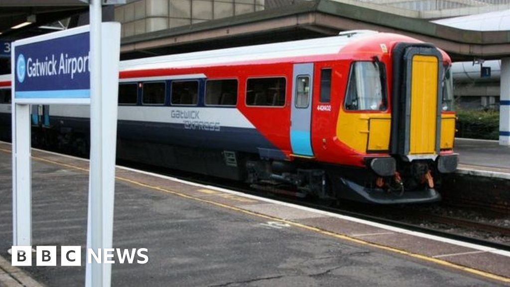 Gatwick Express: Non-stop train service to London resumes - BBC News