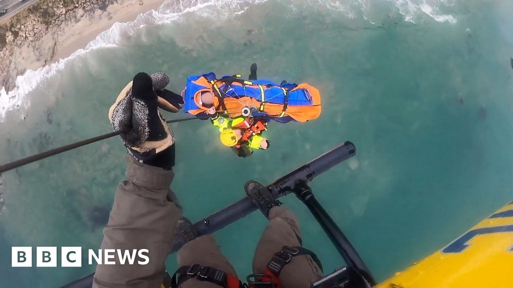 Footage shows dramatic ocean rescue in California - BBC News