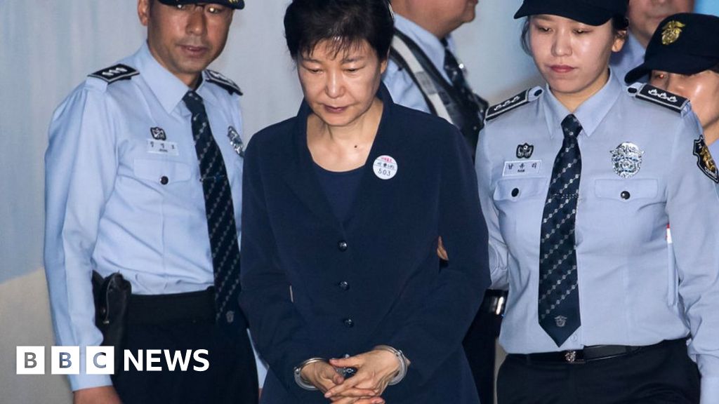 Park Geun-hye: S Korea trial of impeached president begins - BBC News