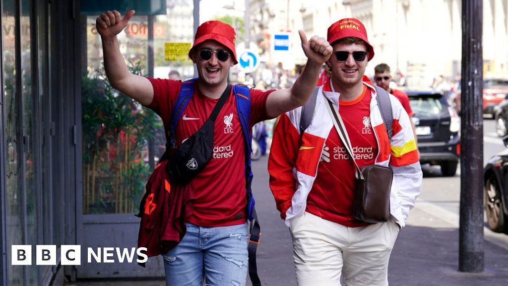 Champions League: Thousands of Liverpool fans travel to Paris final - BBC