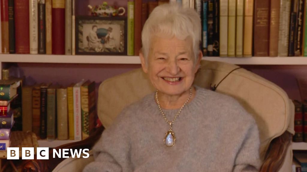 Dame Jacqueline Wilson bereaksi terhadap penghormatan Tahun Baru