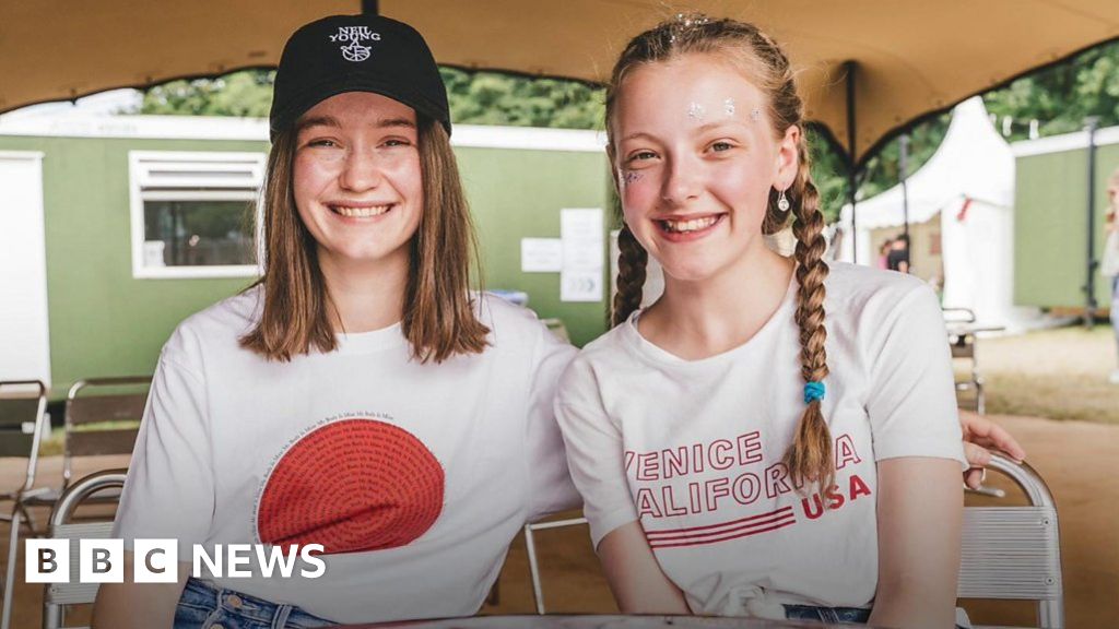 being seen crying and singing throughout the set of Sigrid at Glastonbury F...