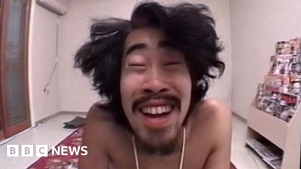 През 1998 г японец беше съблечен гол и оставен сам