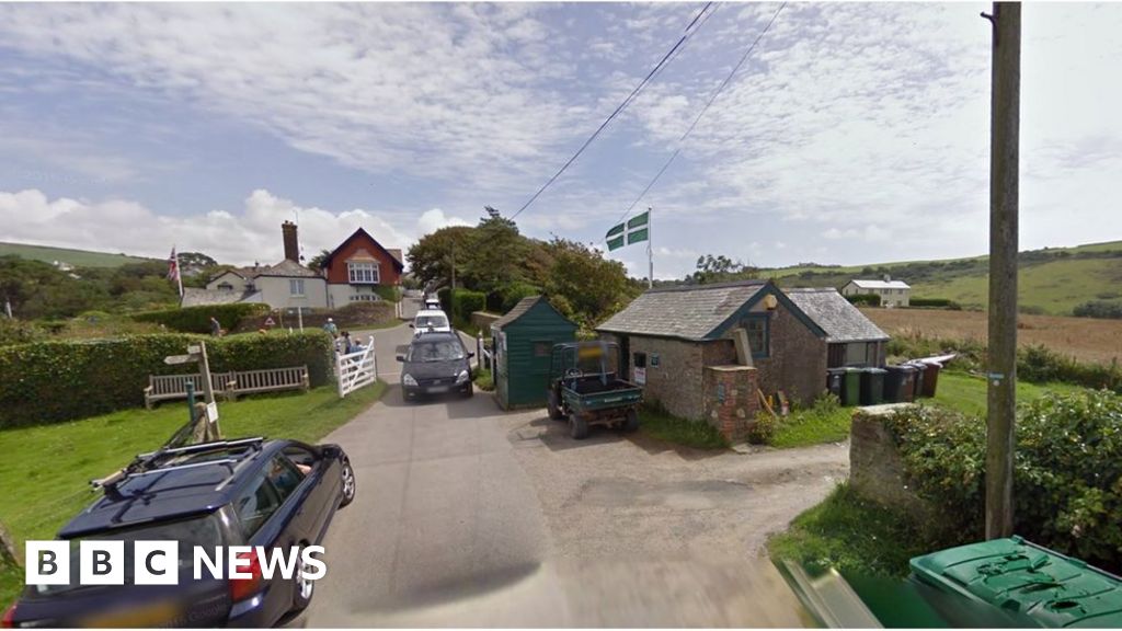 Anger over Bantham beach car park barriers plan - BBC News