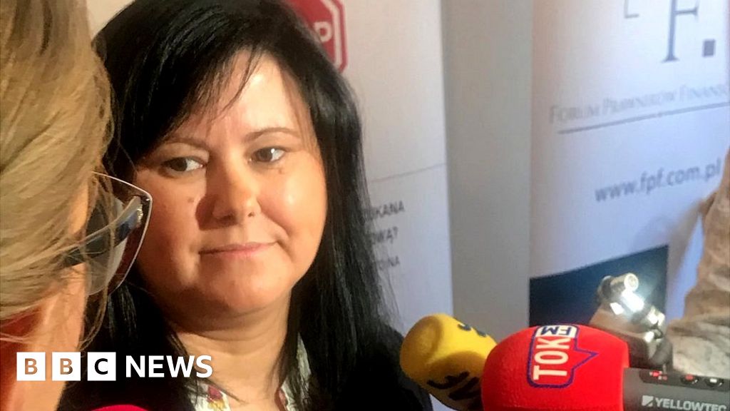 Poland mortgages: Homeowners win fight over Swiss Franc loans