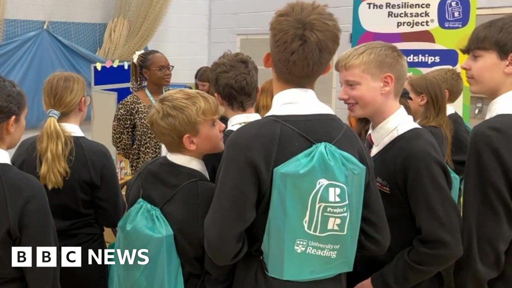 Berkshire and Oxfordshire school children get mental health bags – BBC News