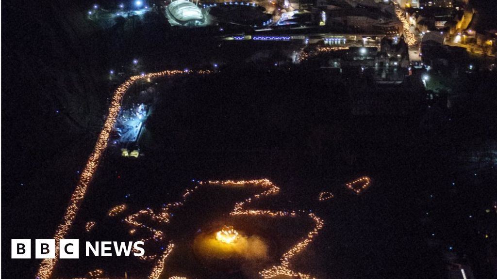 Edinburgh torchlight procession creates giant Scotland map BBC News