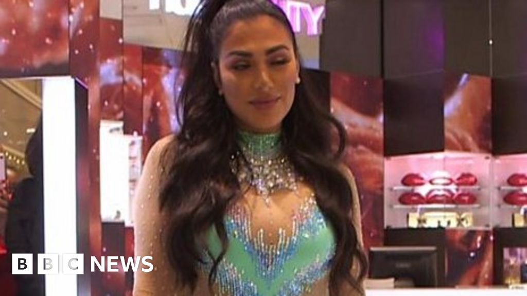 Huda Kattan Is A Celebrity In The Make Up World She Meets Her Uk Fans For The First Time Bbc 4302