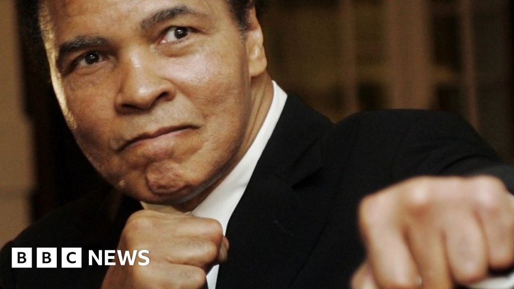 Boxing legend Muhammad Ali criticises Donald Trump BBC News