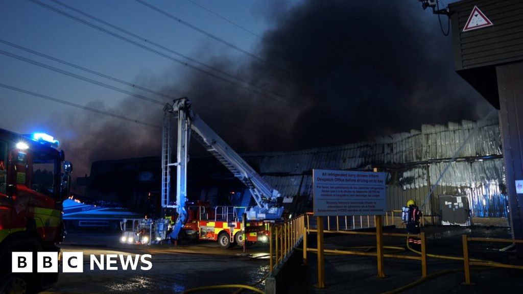 Biggleswade warehouse fire: Trailer refrigeration unit blamed - BBC News