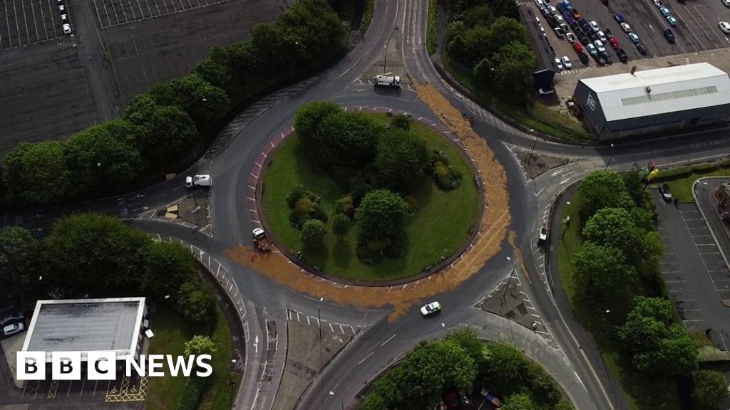Grimsby A180 Closed Due To Oil Spillage Grimsby A180 Closed Due To Oil Spillage