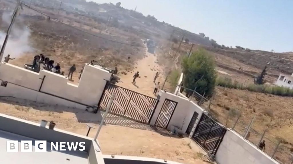 Israeli settlers besiege Palestinian families in West Bank village